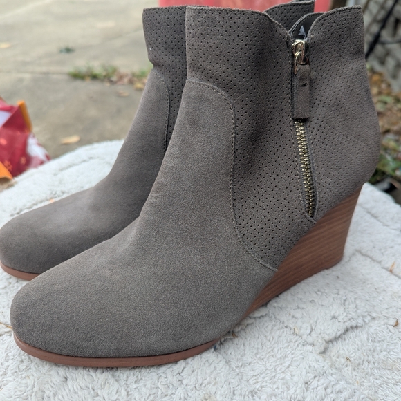 NWOT Violet & Red Gray Suede Wedge Booties Size 10M - Picture 1 of 5